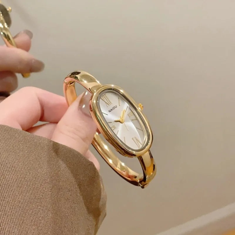 Montre Femme Ovale à Quartz avec Chiffres Romains – Bracelet Doré Élégant