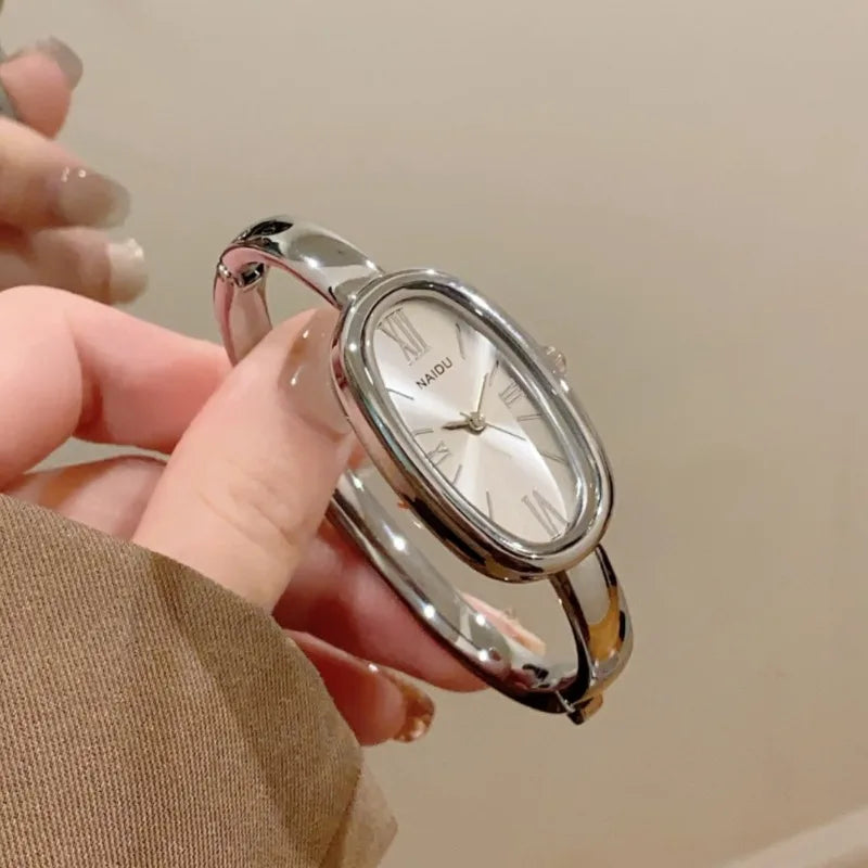 Montre Femme Ovale à Quartz avec Chiffres Romains – Bracelet Doré Élégant