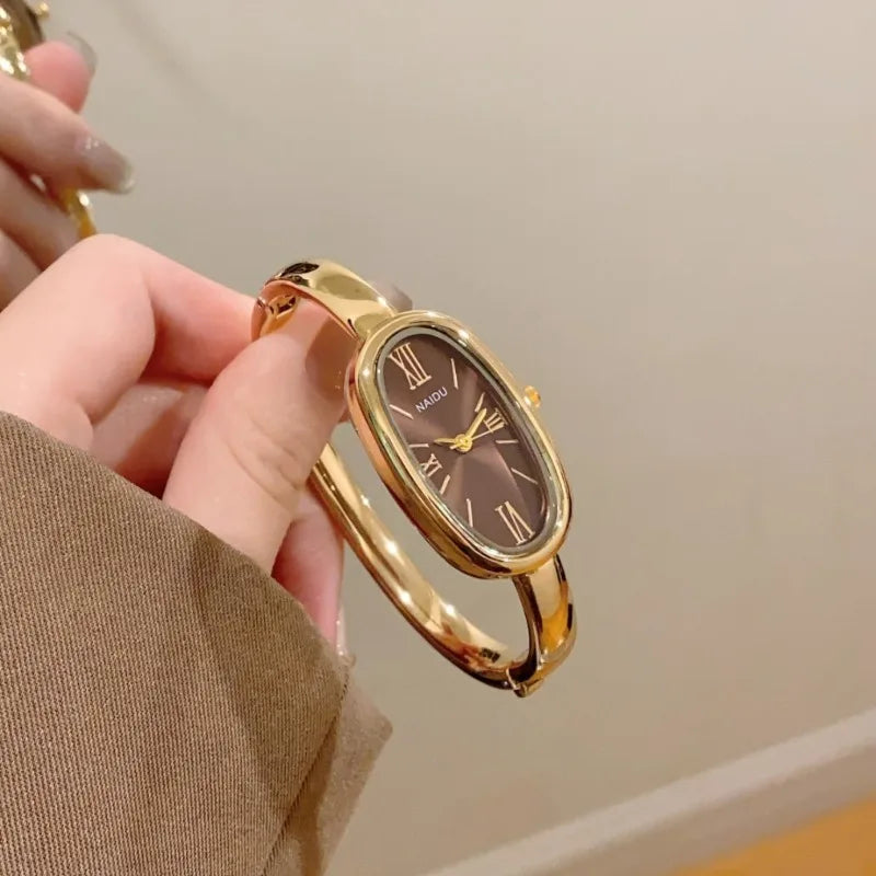 Montre Femme Ovale à Quartz avec Chiffres Romains – Bracelet Doré Élégant