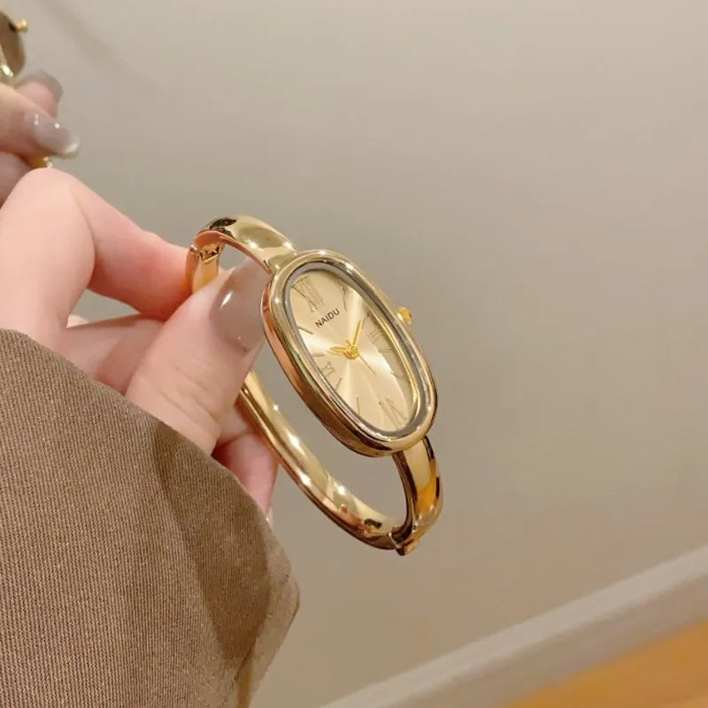 Montre Femme Ovale à Quartz avec Chiffres Romains – Bracelet Doré Élégant