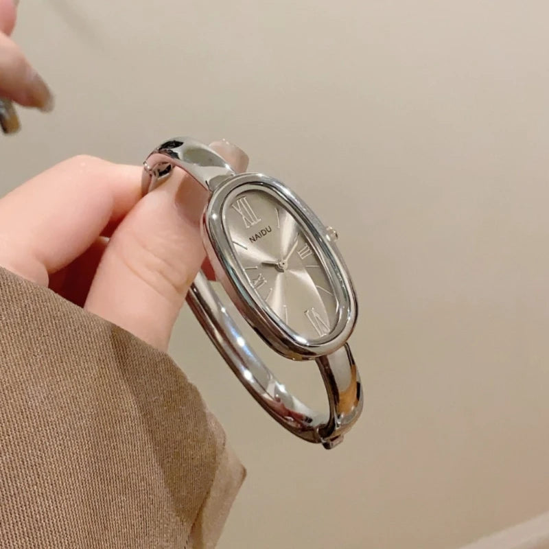 Montre Femme Ovale à Quartz avec Chiffres Romains – Bracelet Doré Élégant